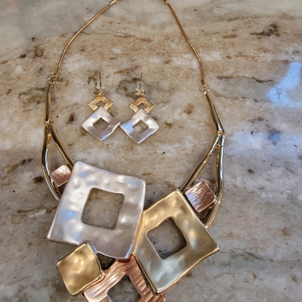 Gorgeous Necklace and Earrig Set